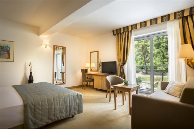 03_Aminess_Grand_Azur_Hotel_Rooms_junior_suite_park_side__(1).j
