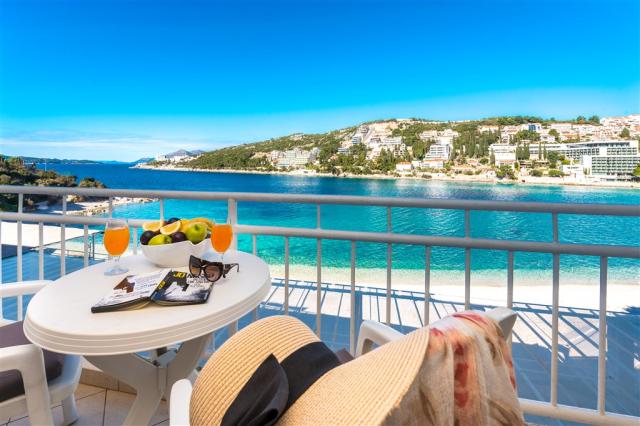 vis-hotel-dubrovnik-double-triple-room-balcony-sea-side.png