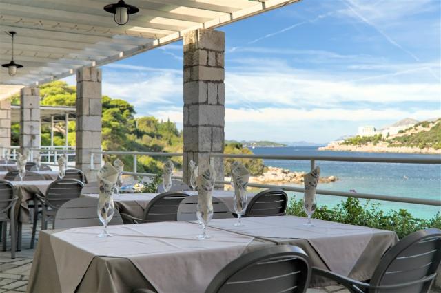 vis-hotel-viewfromrestaurant-lapadbay-sunset.png