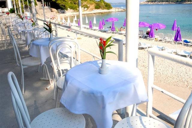 vis-beach-bar-lido-pebble-sea.png
