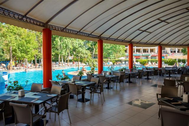 Restaurant_terrace.jpg