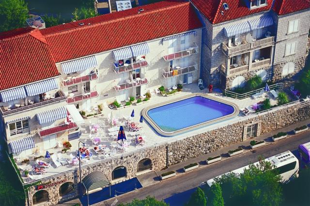 komodor-hotel-pool-birdview.png