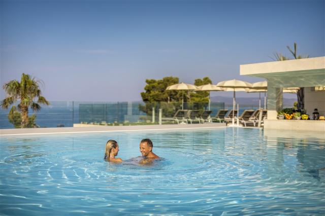 26_Aminess_Khalani_Beach_Hotel_04_Pool_and_Beach_pool-and-beach
