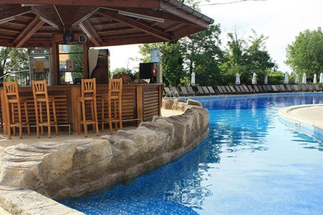 pool-bar-snacks1.jpg