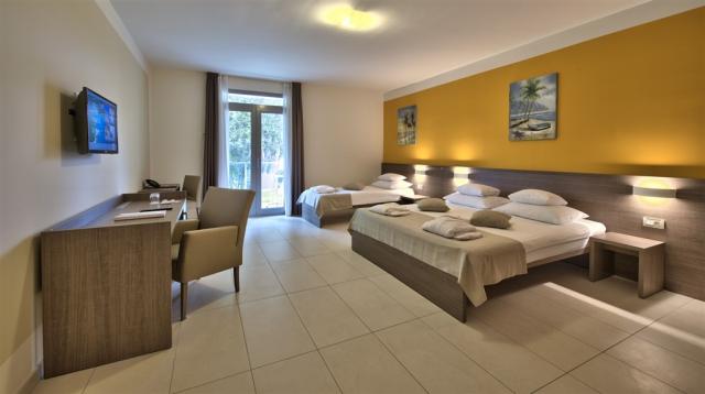 Hotel Iris Family standard room (4).jpg