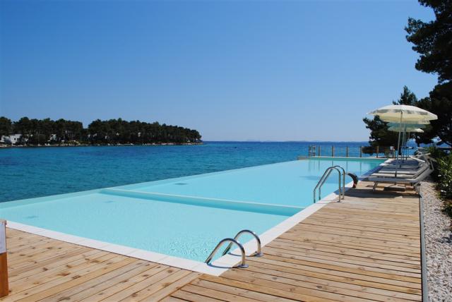 Infinity outdoor pool (3).JPG