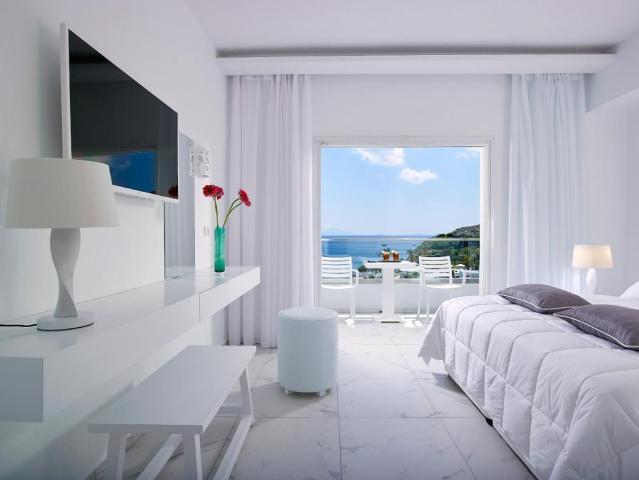 Dimitra Beach Hotel & Suites