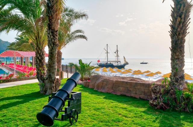 Pirates Beach Club