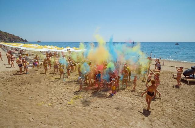 Pirates Beach Club
