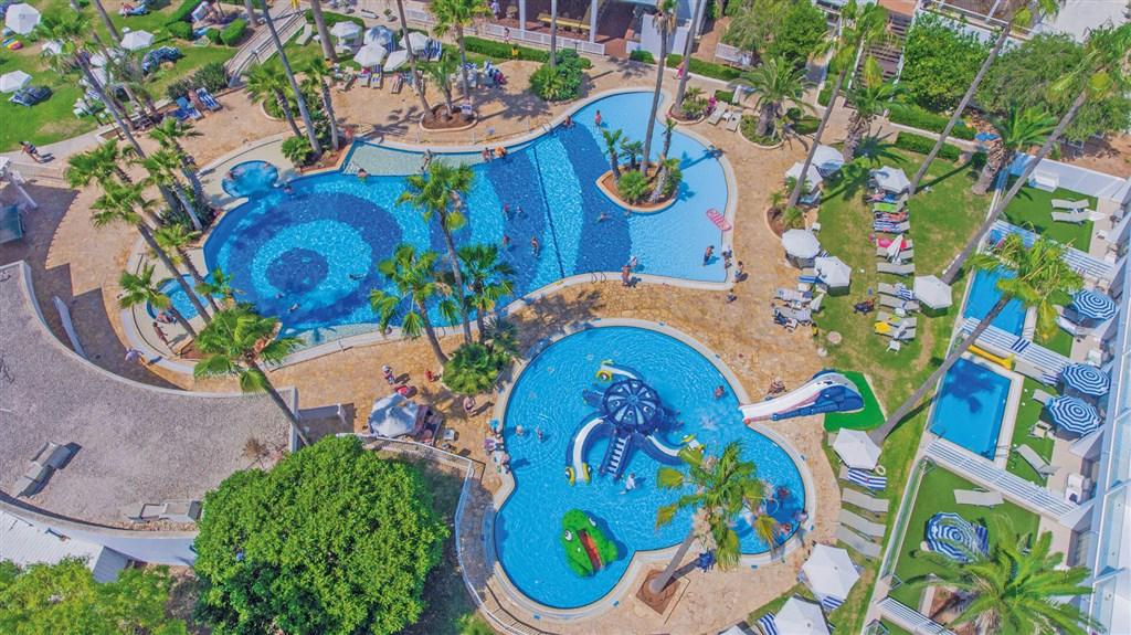 dovolenka-Cyprus-Juzny-Cyprus-Ayia-Napa-hotel-Dome-Beach-areal.