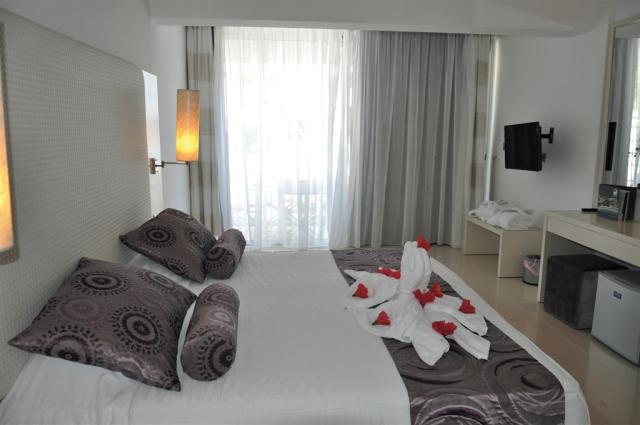 dovolenka-Cyprus-Juzny-Cyprus-Ayia-Napa-hotel-Dome-Beach-izba.j