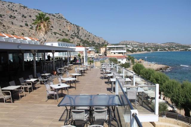 dovolenka-Grecko-Rhodos-Pefki-hotel-Ilyssion-Beach-Resort-teras
