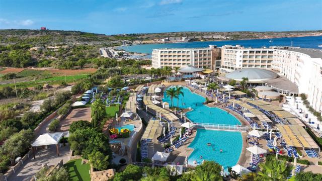 dovolenka-Malta-Mellieha-Bay-hotel-Seabank-Resort&Spa-areal.jpg