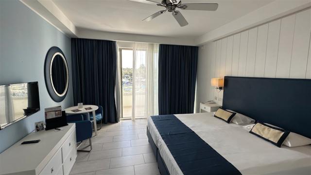 dovolenka-Malta-Mellieha-Bay-hotel-Seabank-Resort&Spa-izba.jpg