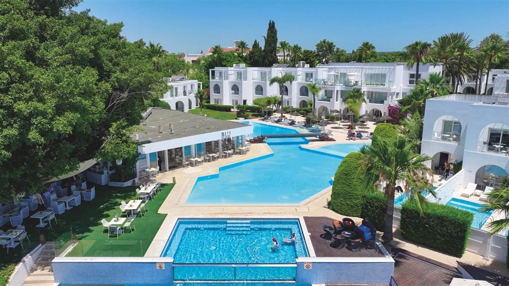 dovolenka-Cyprus-Juzny-Cyprus-Ayia-Napa-hotel-So-Nice-areal.jpg