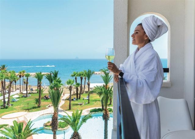 dovolenka-Cyprus-Juzny-Cyprus-Larnaka-hotel-Sandy-Beach-vyhlad.