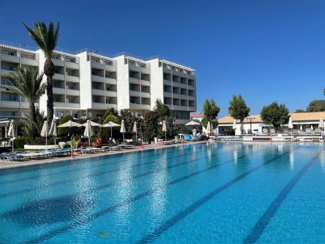 dovolenka-Grecko-Rhodos-Ialyssos-hotel-Blue-Bay-Resort-bazen-2.