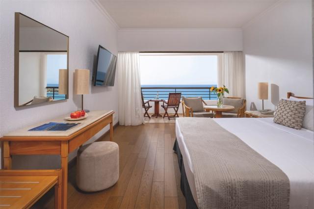 dovolenka-Cyprus-Juzny-Cyprus-Paphos-hotel-Coral-Beach-Hotel-&-