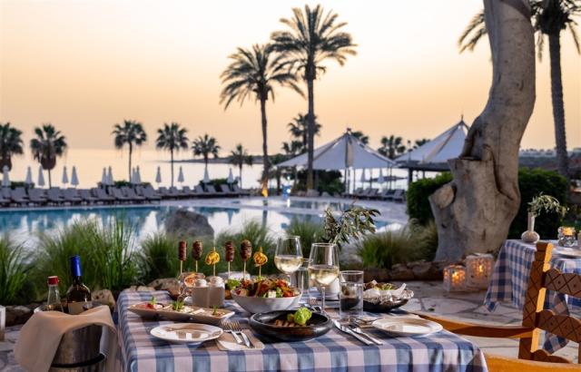 dovolenka-Cyprus-Juzny-Cyprus-Paphos-hotel-Coral-Beach-Hotel-&-