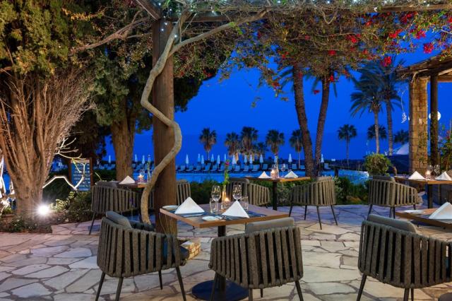 dovolenka-Cyprus-Juzny-Cyprus-Paphos-hotel-Coral-Beach-Hotel-&-