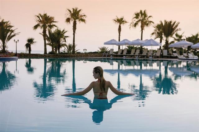 dovolenka-Cyprus-Severny-Cyprus-Kyrenia-hotel-Acapulco-Beach-ba