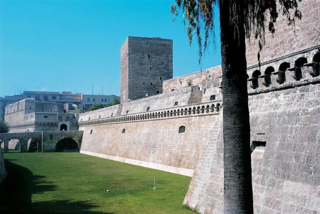 poz-postopachpia-bari_-_castello_normanno.jpg