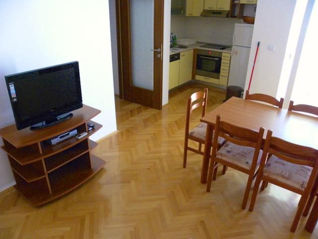 APT. 4(+3)