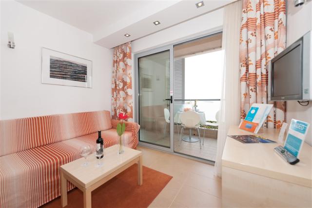 APT. 4(+2) B