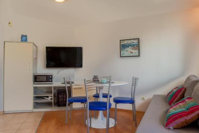 APT. 4(+1)