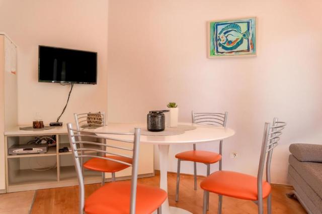 APT. 4(+1)