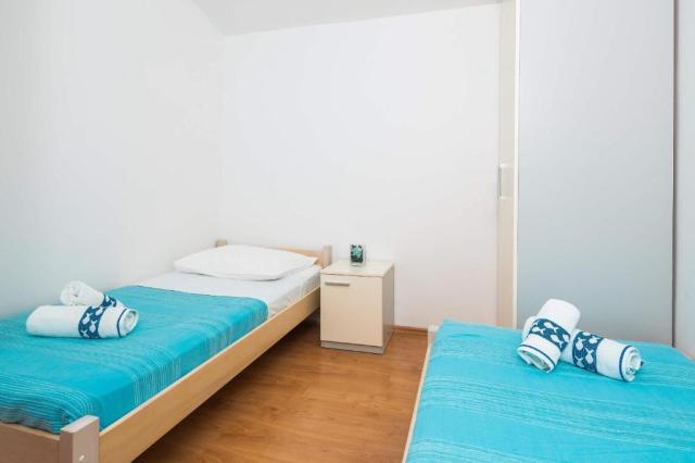 APT. 4(+1)