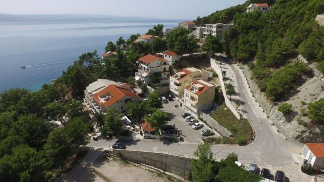 Apartmány ASTRA a PINIJA, Brela