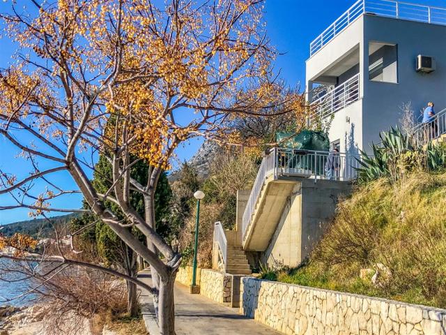 Vila WHISPERING WAY, Brist