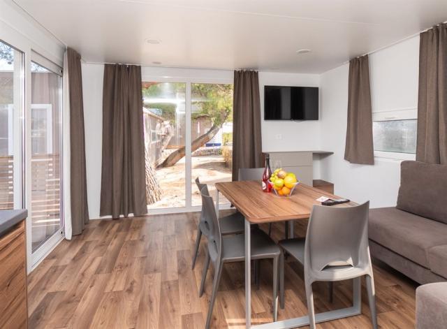 Chorvatsko, Šibenik, Amadria Camping Šibenik-MH 4(+1)LUXURY