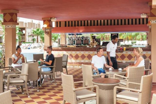 bar pri bazéne