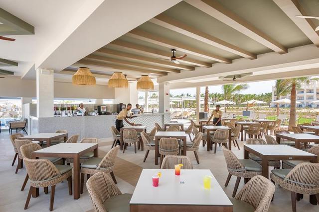 bar pri bazéne