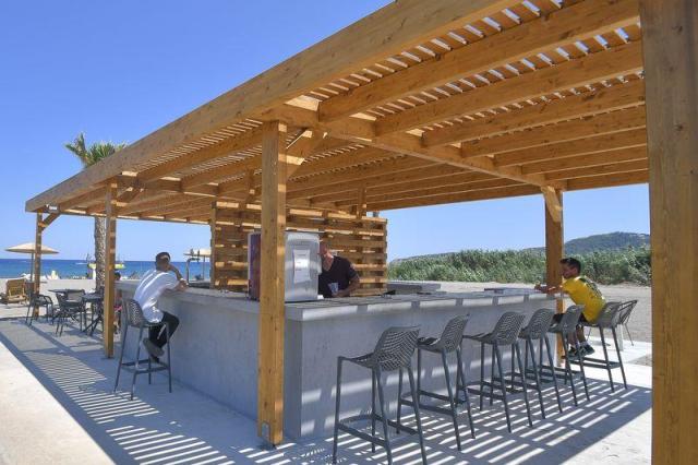 bar pri bazéne