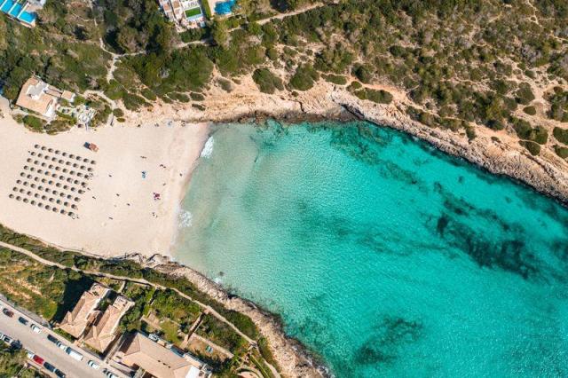 nádherná piesková pláž Cala Mandia