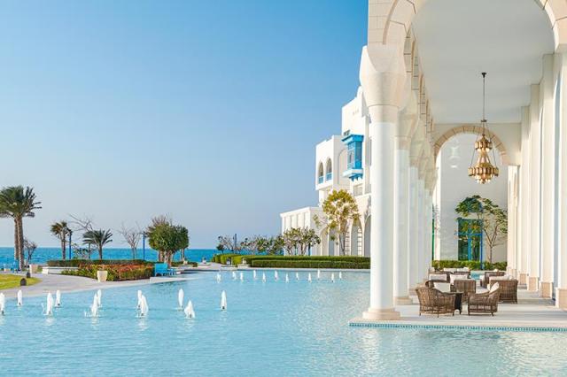 Hilton Salwa Beach Resort & Villas