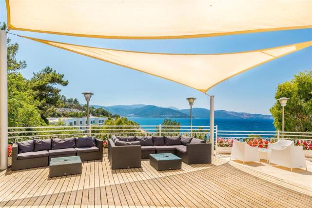 bar pri bazéne