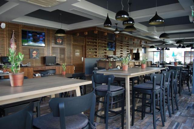 bar pri bazéne