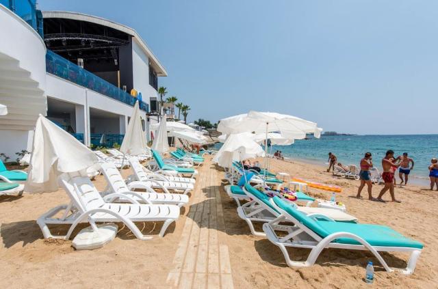 Azura Deluxe Resort & SPA
