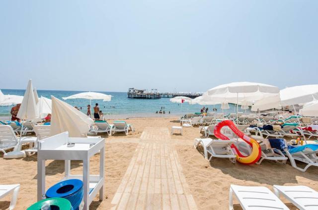 Azura Deluxe Resort & SPA