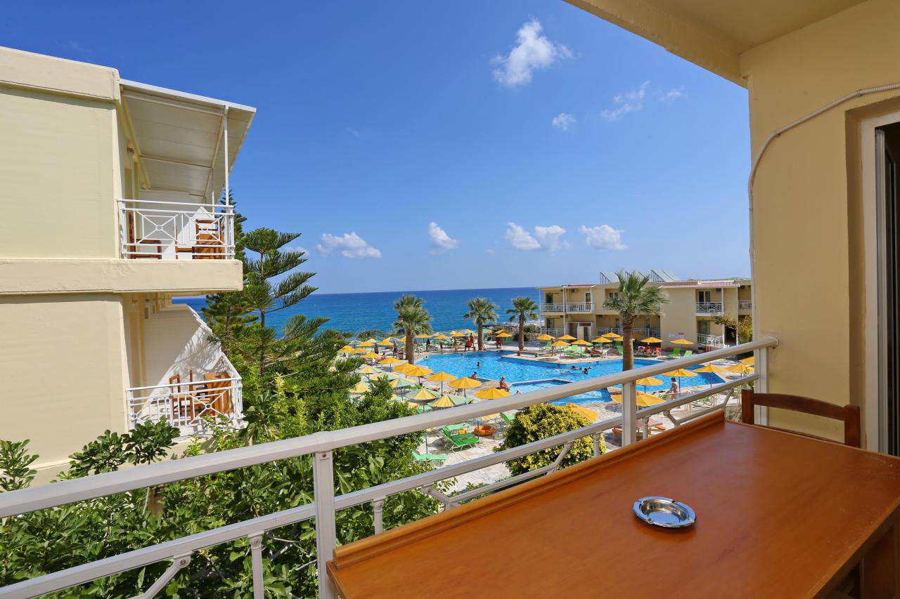 Hotel Eri Beach & Village