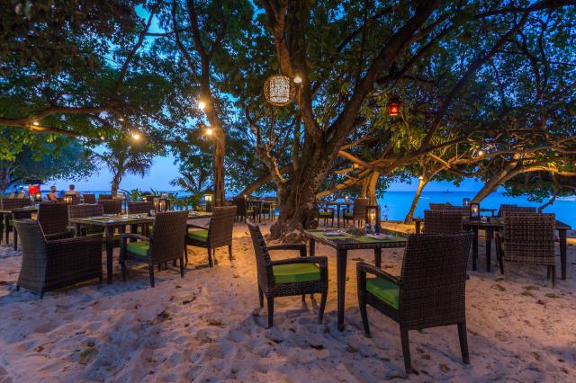 Kombinace - Holiday Inn Resort ****, Phi Phi, Bangkok Palace Ho