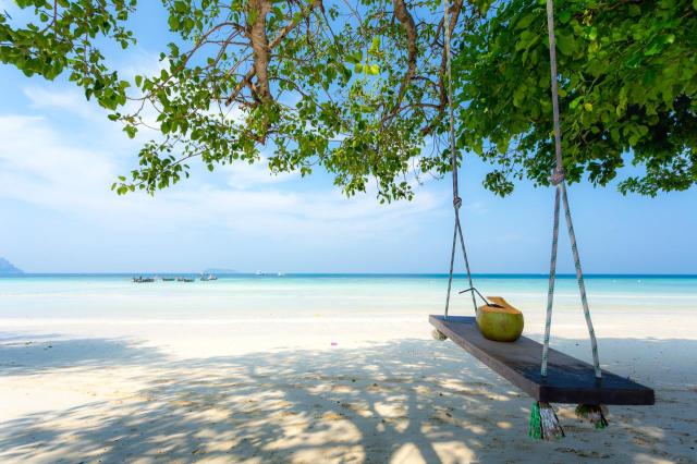Kombinace - Holiday Inn Resort ****, Phi Phi, Bangkok Palace Ho