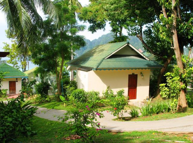 Kombinace - Phi Phi Bay View Resort ***, Phi Phi, Bangkok Palac