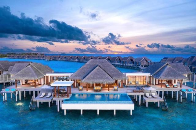 Sunset Overwater Pool Residencia