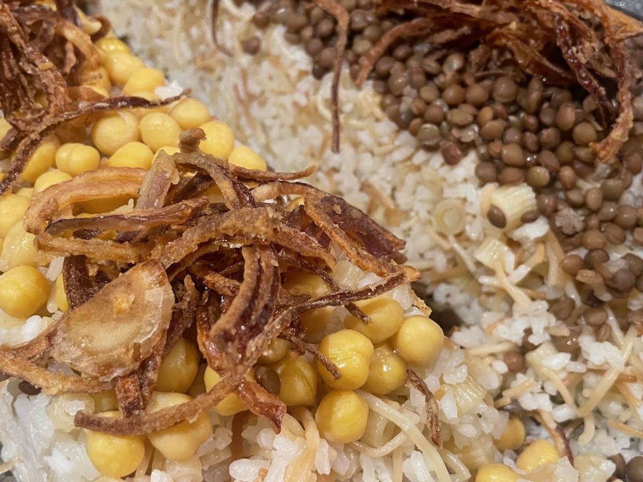 Egyptské jedlo koshari na lodi