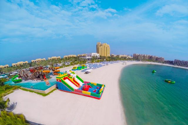 Pláž s atrakciami v Doubletree by Hilton Resort & Spa Marjan Is